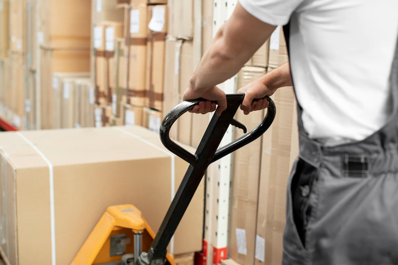 oparaio trabajando con una transpaleta.