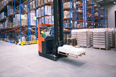 imagen chica en carretilla elevadora trabajando.