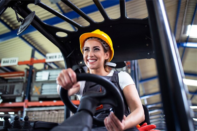 imagen de una transpaleta en un almacén y un casco encima de la carga.